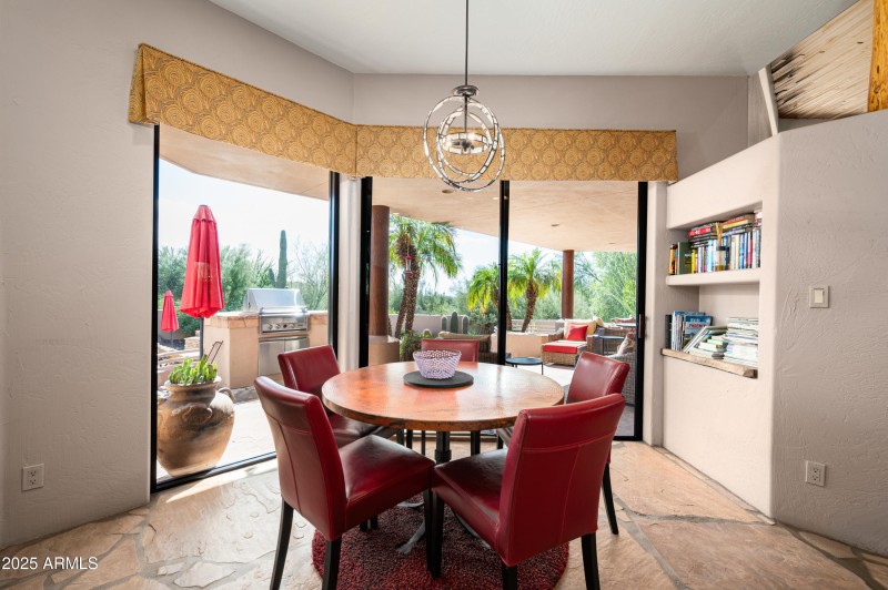 Kitchen's Cozy Breaktast Room