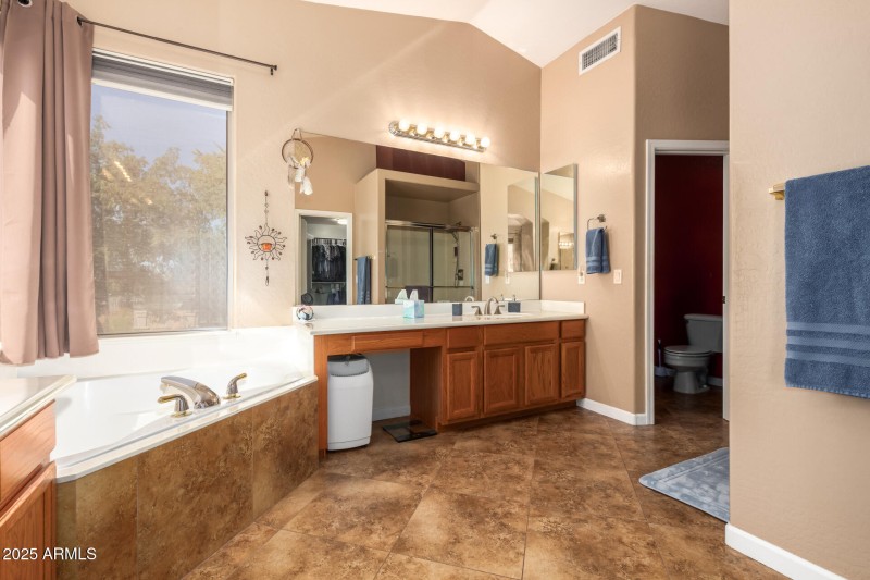 Primary bath – dual sinks