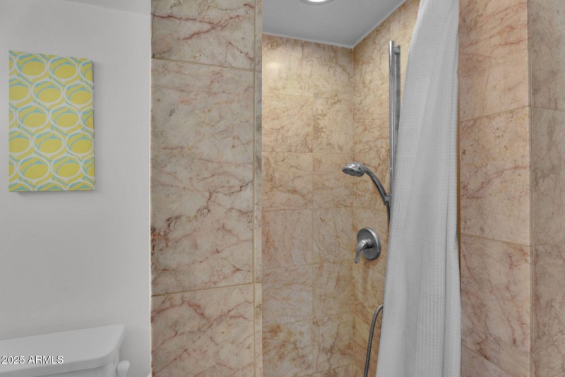 Bright and Fresh Bathroom Design