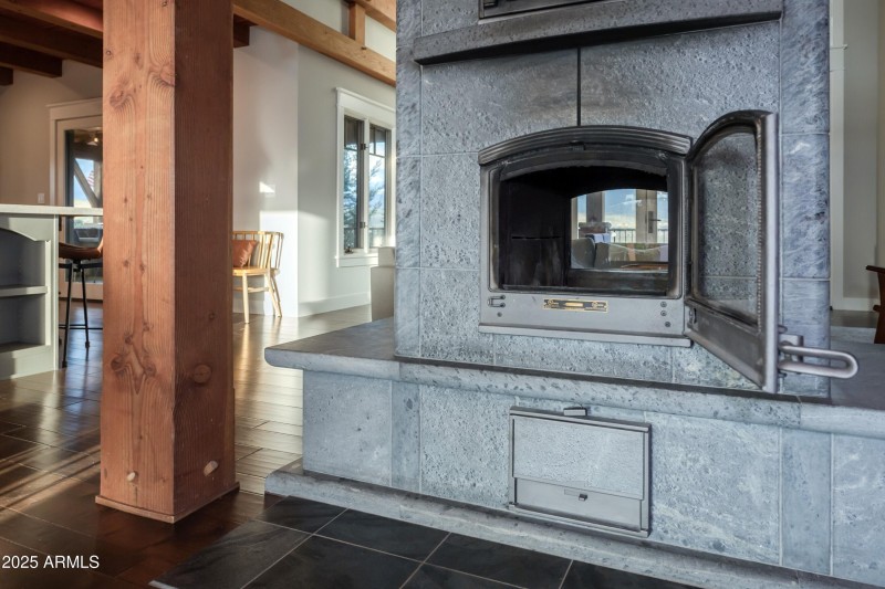 Fireplace w/Pizza Oven