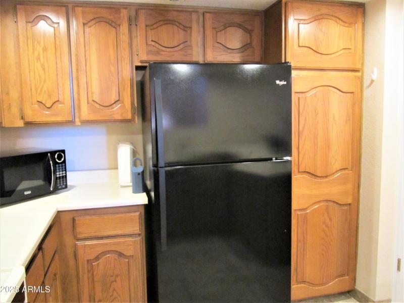 B7 U310 RICH HONEY CABINETRY-EBONY APPLI