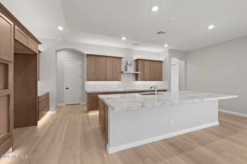 18)KITCHEN