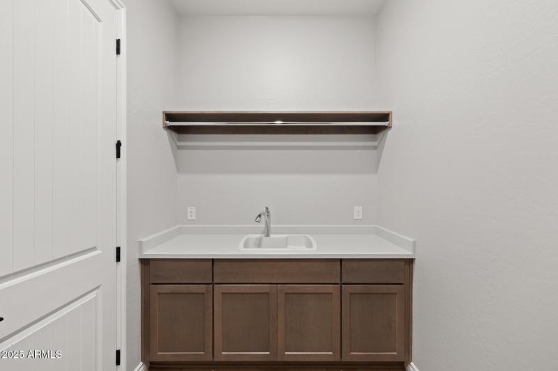 48)LAUNDRY ROOM