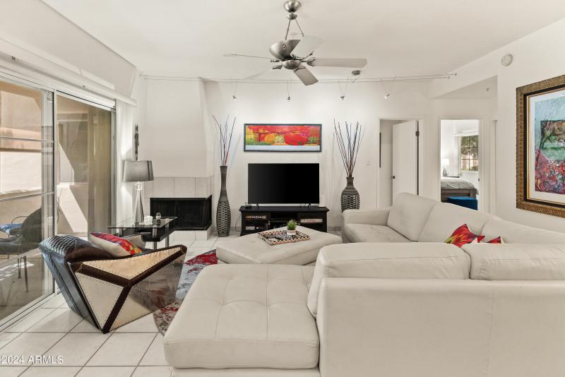 11333 N 92nd St Unit 1021-25 living