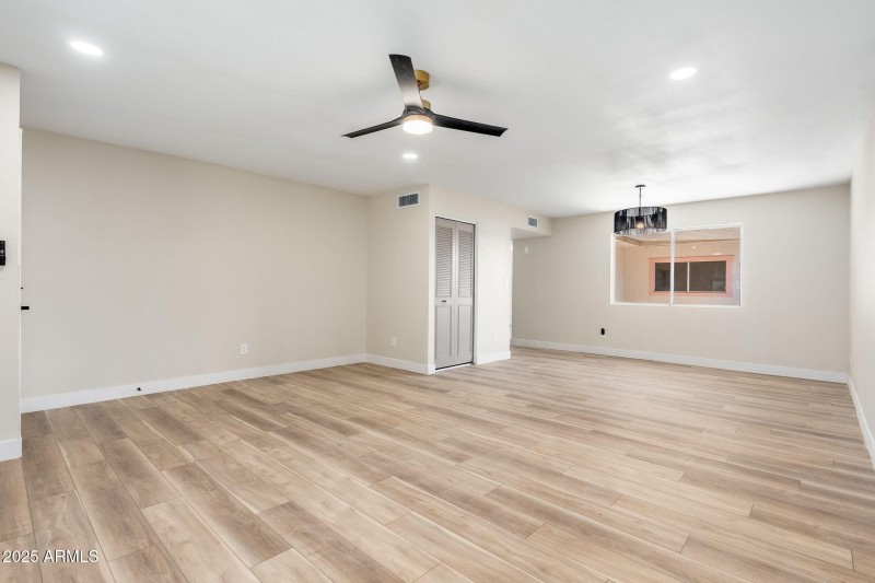 8120 N 32nd Ave - 05