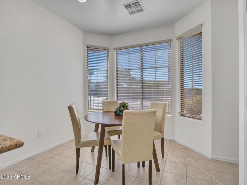 08-Breakfast-nook-(1)