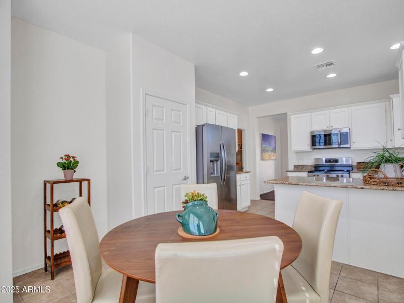 08-Breakfast-nook-(2)