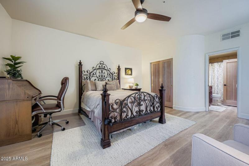 Guest Bedroom / En Suite Bathroom