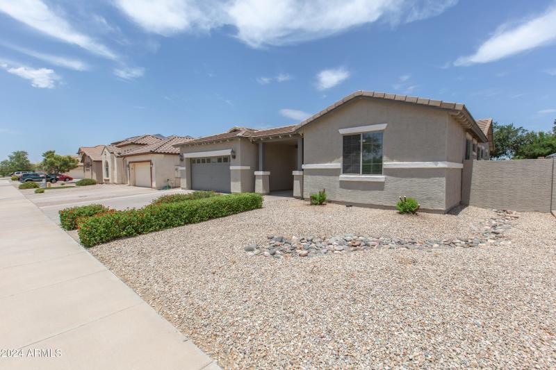 No neighbor in front nor behind