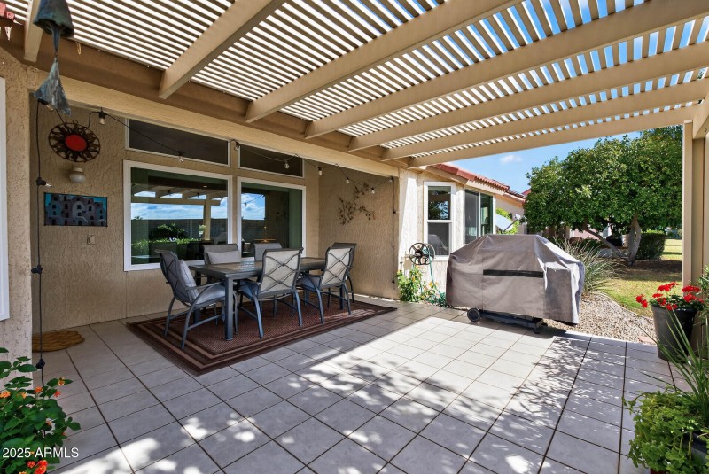 Tiled Patio w/pergola