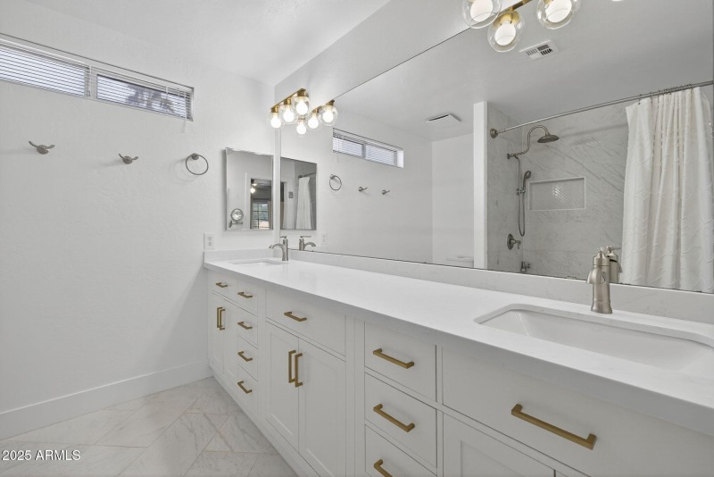 Master en-Suite Bath