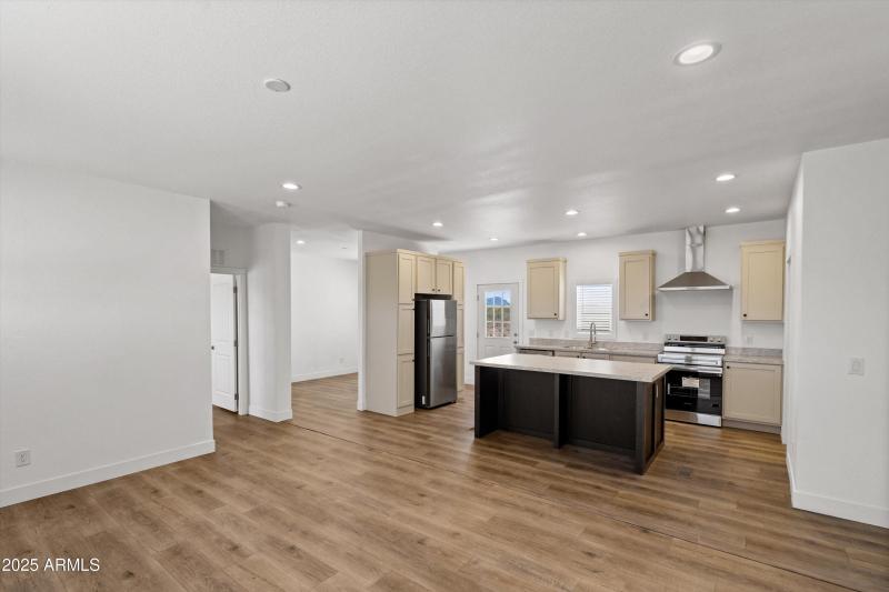 07-Family Room to Kitchen