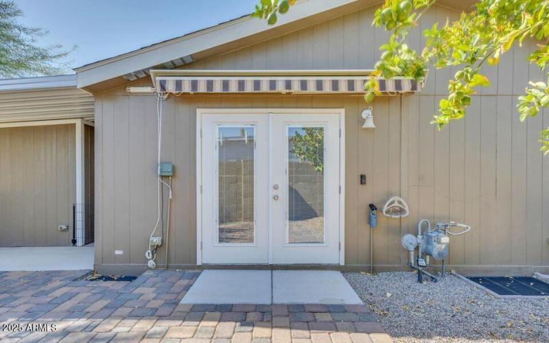 Paver patio with retractable shade