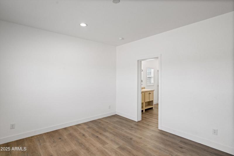 20-21-Primary Bedroom