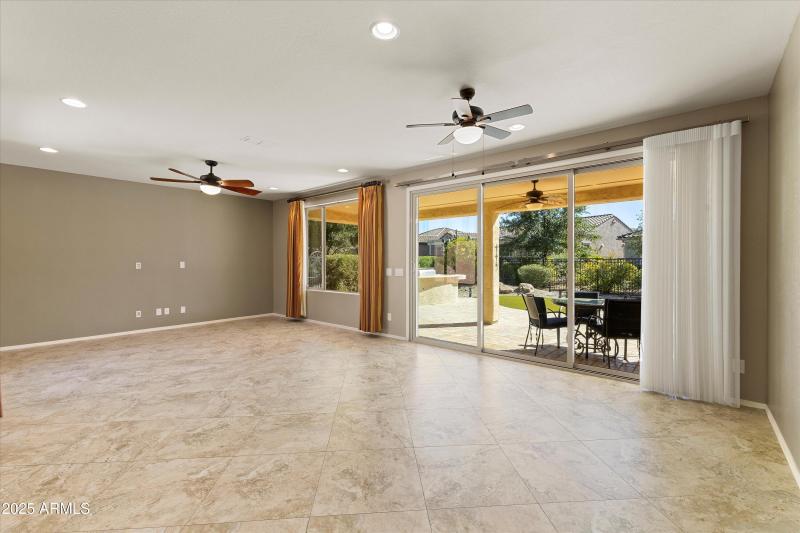 06-26735 W Oraibi Dr