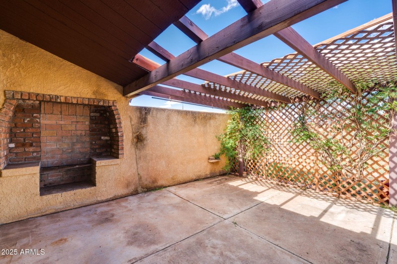 Patio w/ built-in grilling area