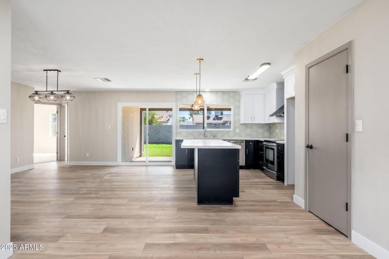 1805 W Cheyenne Dr - 06