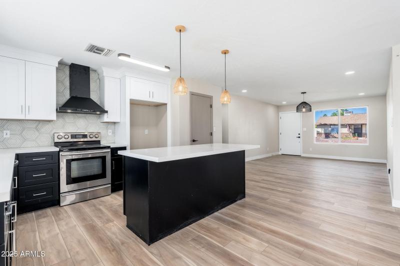 1805 W Cheyenne Dr - 09