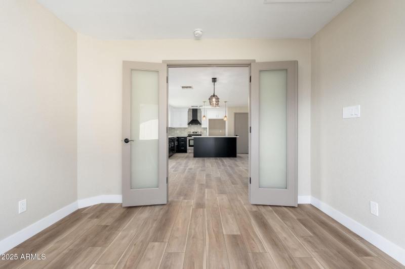 1805 W Cheyenne Dr - 27