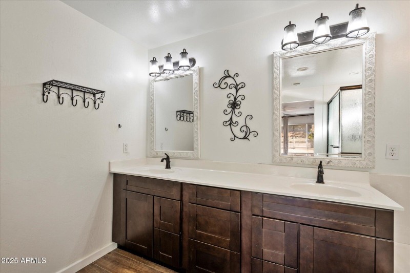 Ensuite w/ Dual Vanities