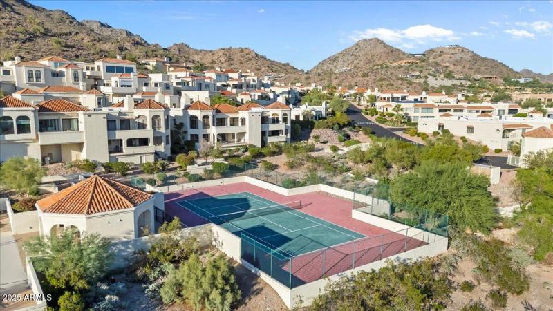 NEARBY TENNIS COURTS