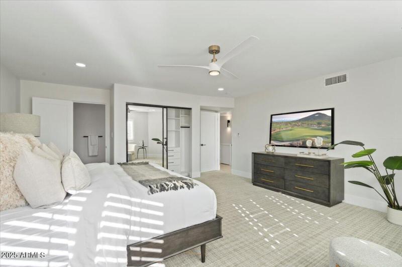 JUNIOR SUITE TOWARD CLOSET