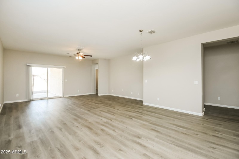 006-photo-dining-room-14869283