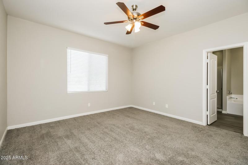 011-photo-main-bedroom-14869273