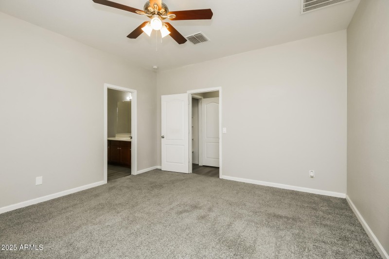 012-photo-main-bedroom-14869274