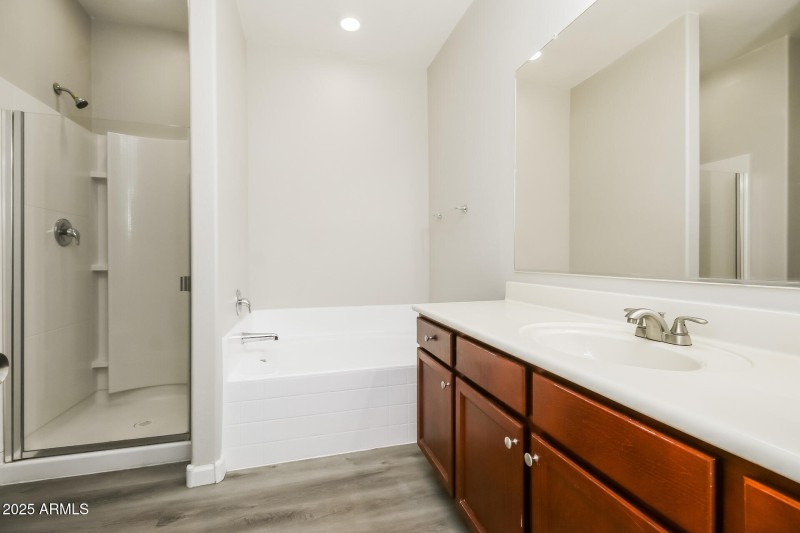013-photo-main-bathroom-14869275