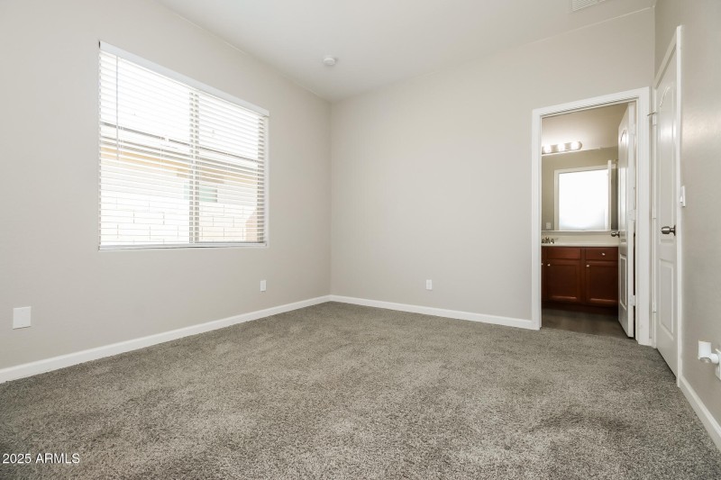 016-photo-bedroom-14869278