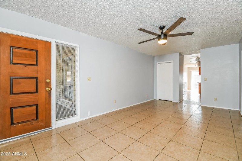 4-photo-Living-Room-d92ddff7-ca91-4234-b