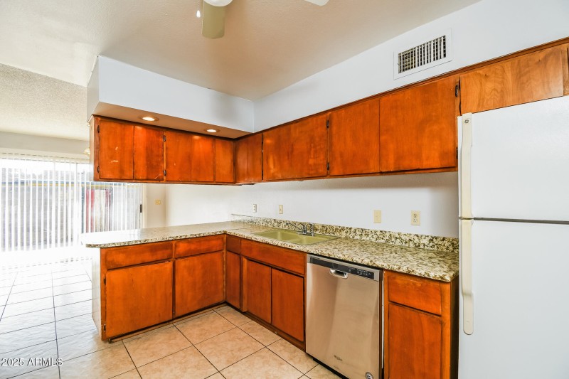 9-photo-Kitchen-09300c8b-0d98-428a-a44e-