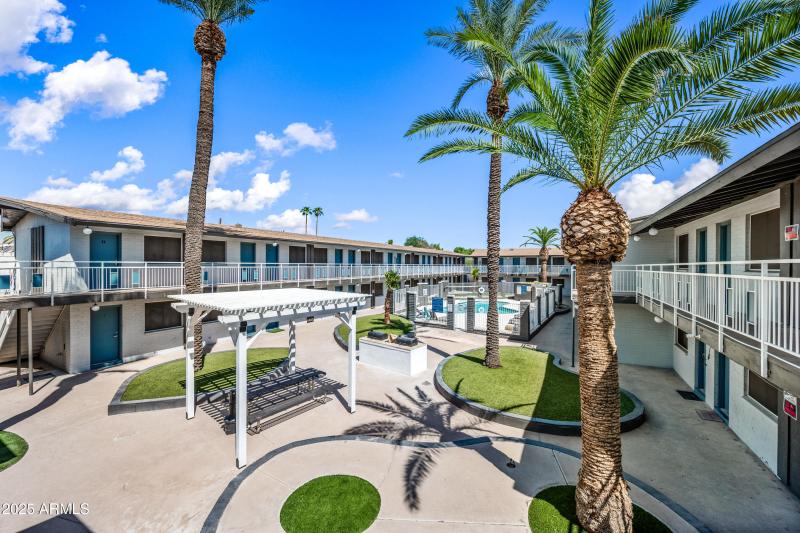 24-3025N32ndS-The Retro-ocupix-v2-9-9