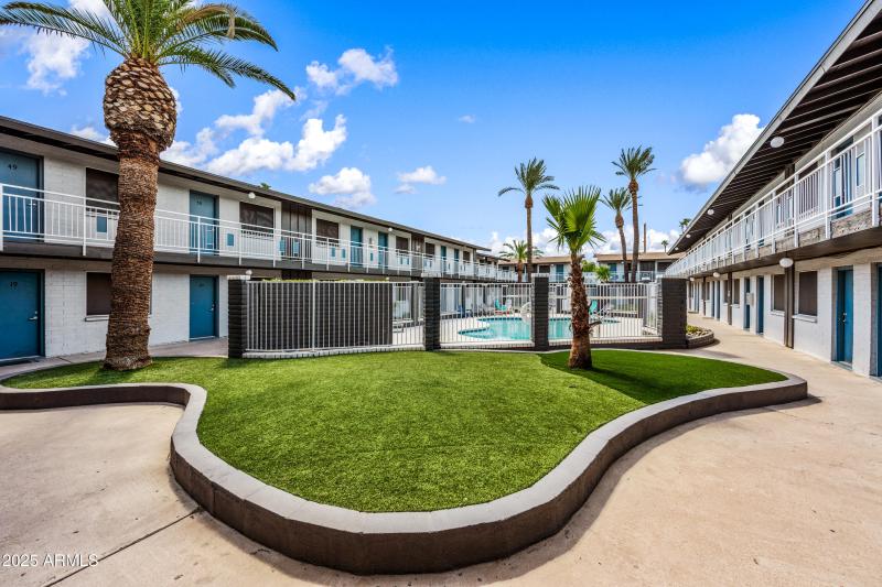 20-3025N32ndS-The Retro-ocupix-v2-9-9