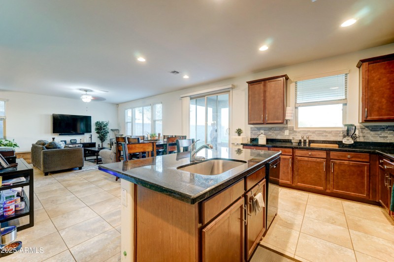 35587 N Donovan Dr-7