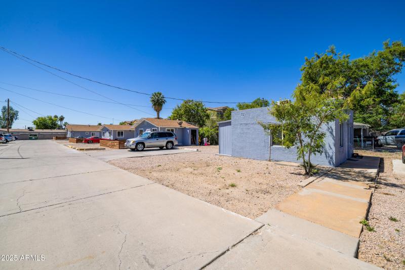 2425 W Turney Ave - Exterior 02