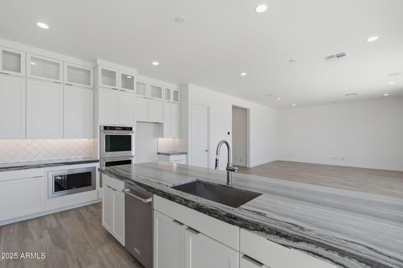Kitchen W SS Appliances
