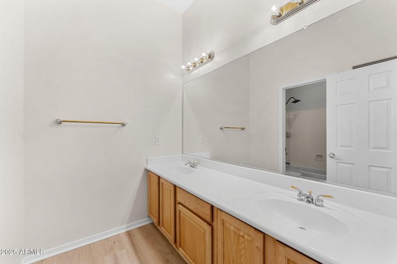 Nicely Outfitted Guest Bathroom