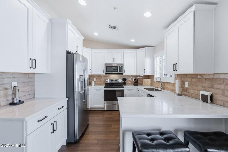 Great Kitchen w/ample storage