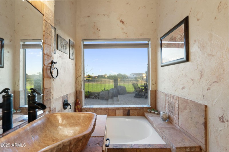 37-web-or-mls-QVB06803