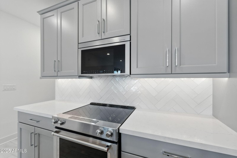 Kitchen W SS Appliances