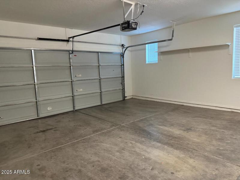 996 E Cantebria Dr Garage