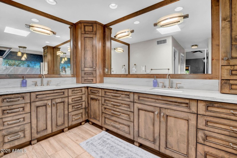 21-web-or-mls-9504 E Sunnyside Dr-21