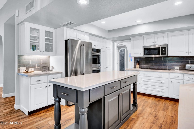 11-web-or-mls-9504 E Sunnyside Dr-11