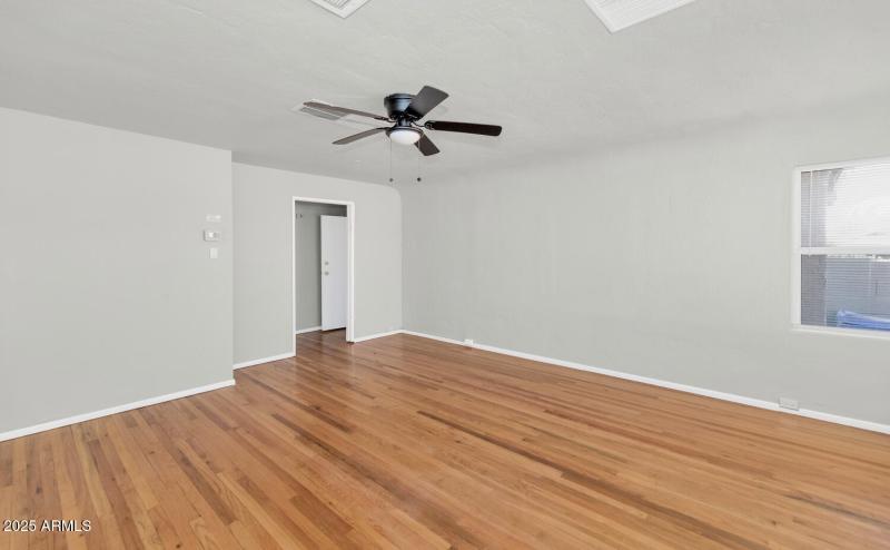 Copy of 316 E Vogel Ave-large-042-055-31