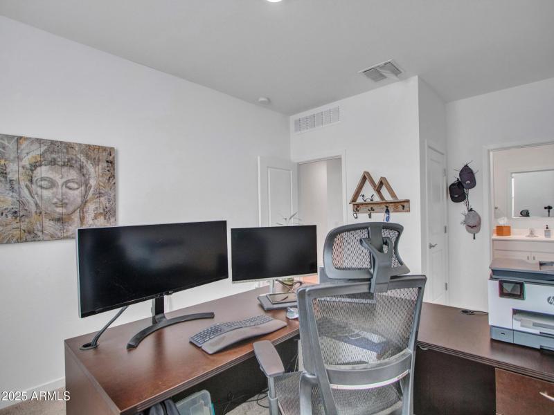 03-Front-Bedroom-(2)