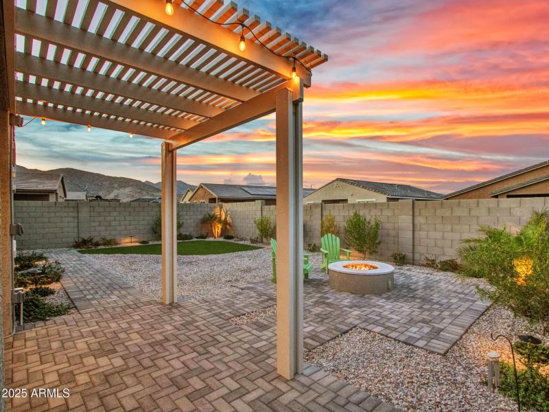 Twilight_03-Backyard-(1)