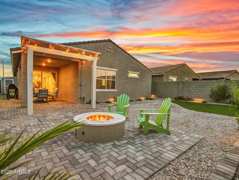 Twilight_03-Backyard-(4)