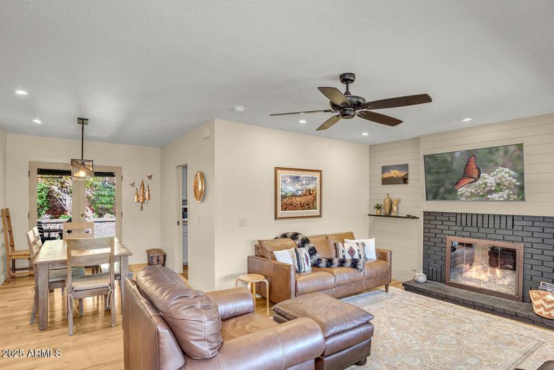 HK5A7830-w-pic-in-tv